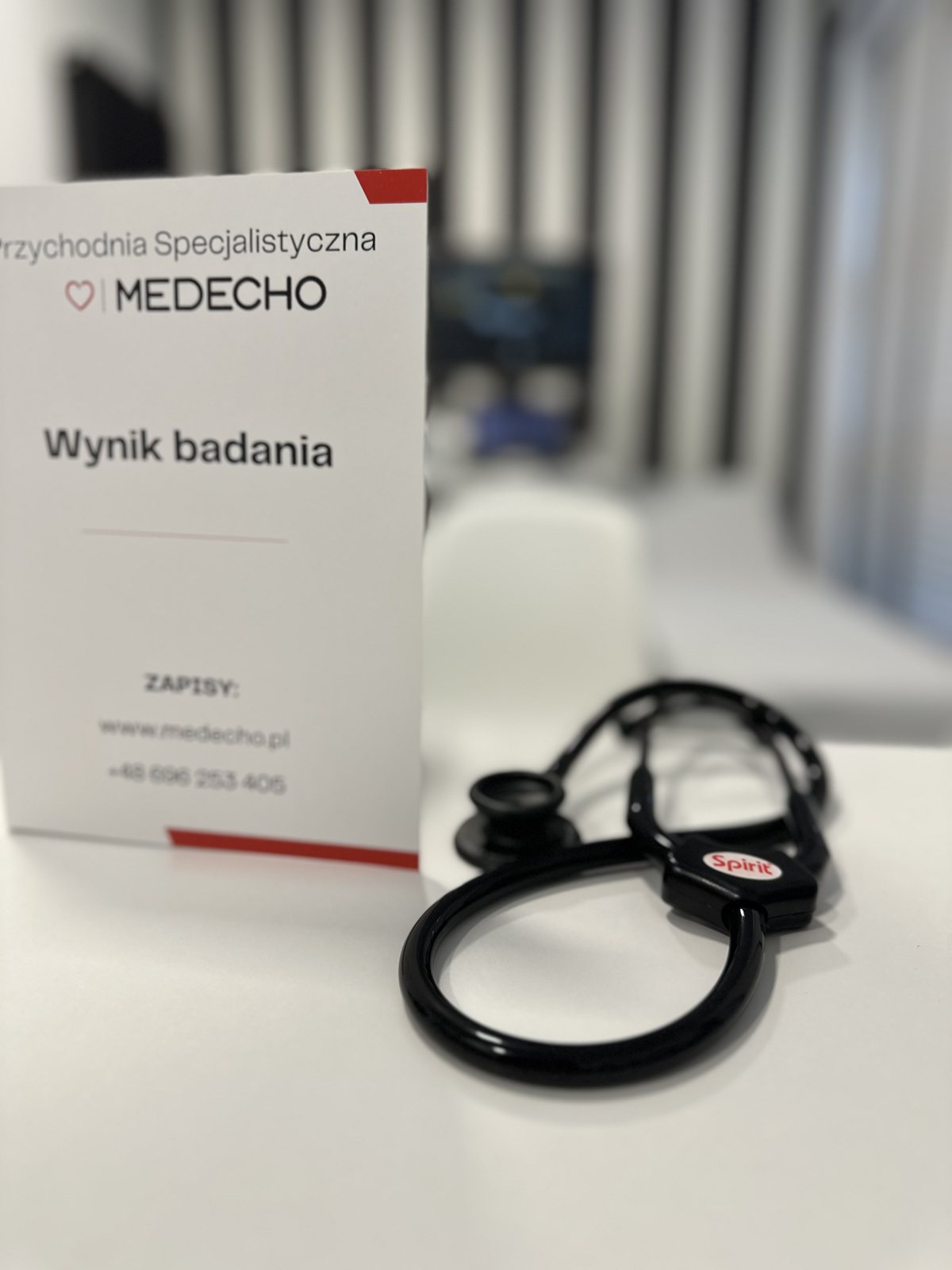 Teczka z wynikiem badania i stetoskop w gabinecie Przychodni Medecho